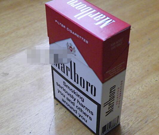 高档香烟储存在冰箱